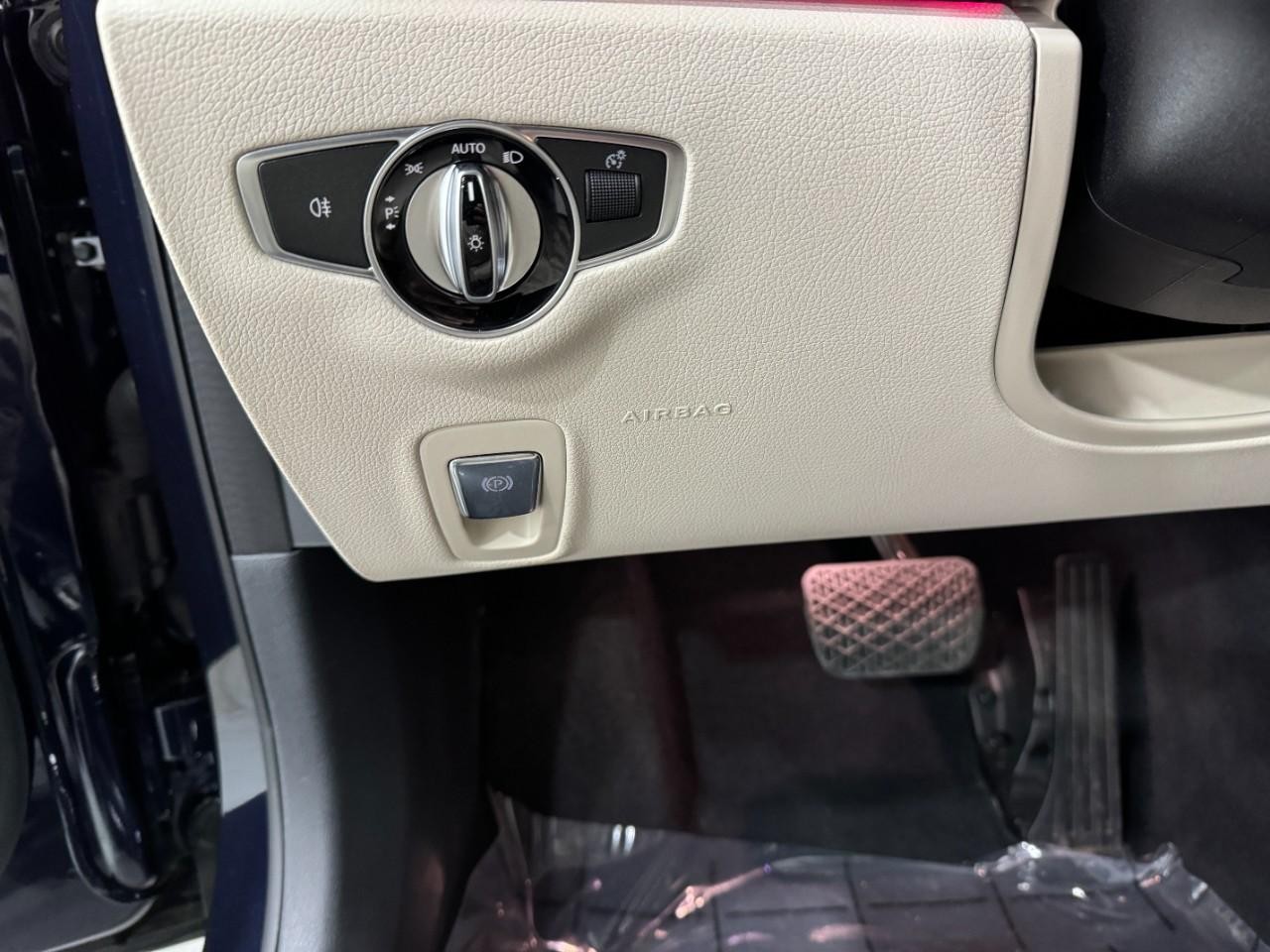 Mercedes-Benz E-Class Vehicle Full-screen Gallery Image 32