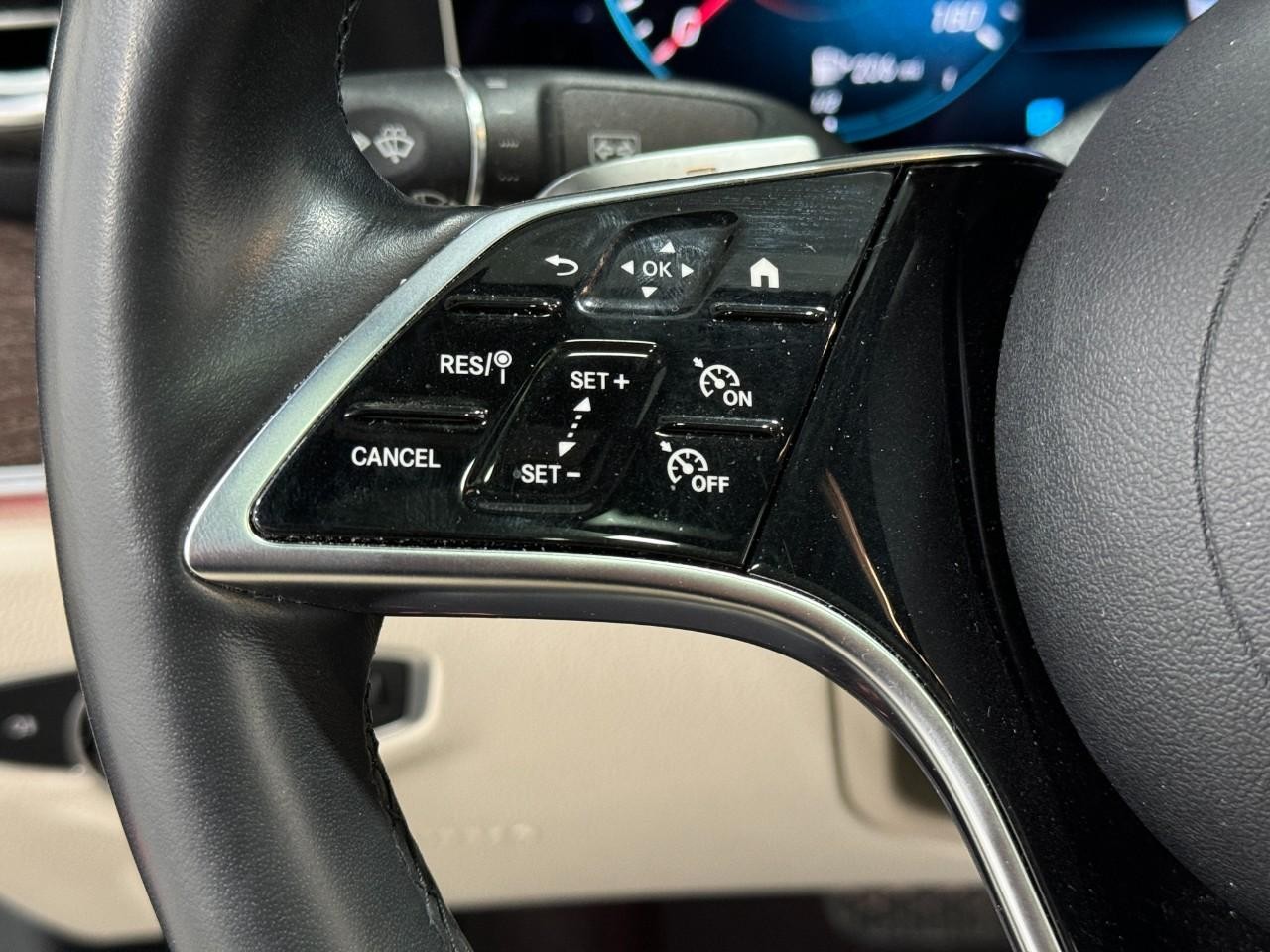 Mercedes-Benz E-Class Vehicle Full-screen Gallery Image 33