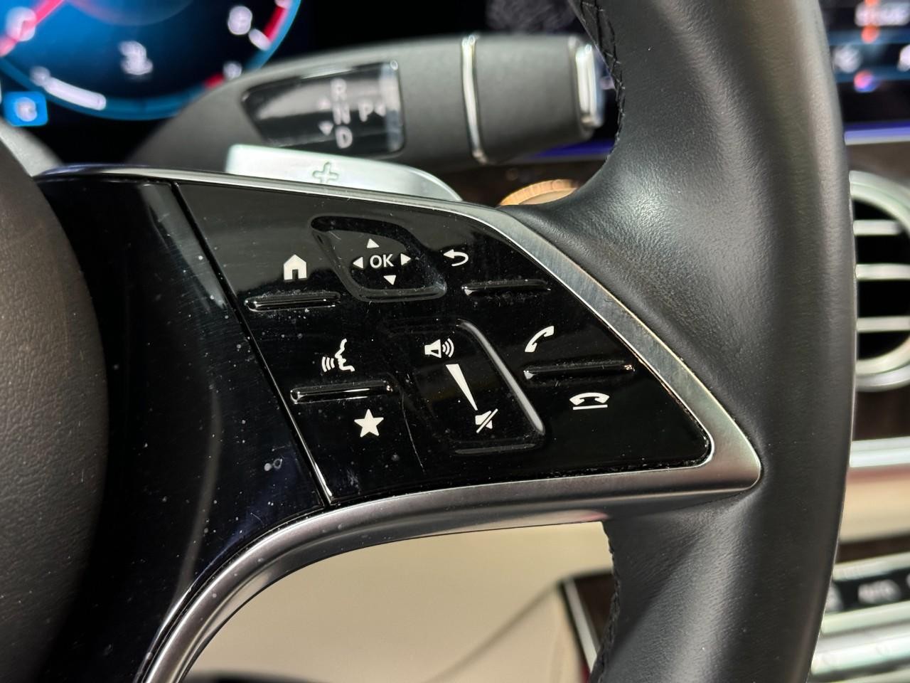 Mercedes-Benz E-Class Vehicle Full-screen Gallery Image 34