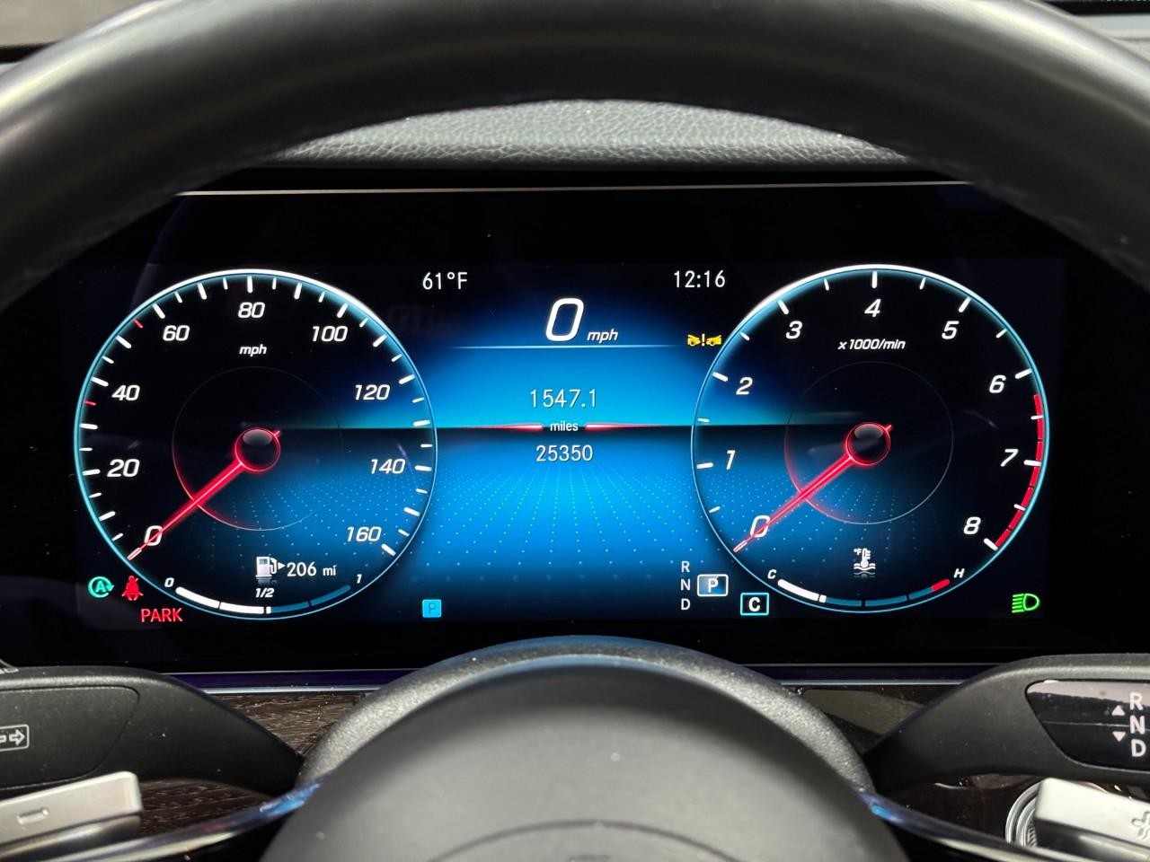 Mercedes-Benz E-Class Vehicle Full-screen Gallery Image 35