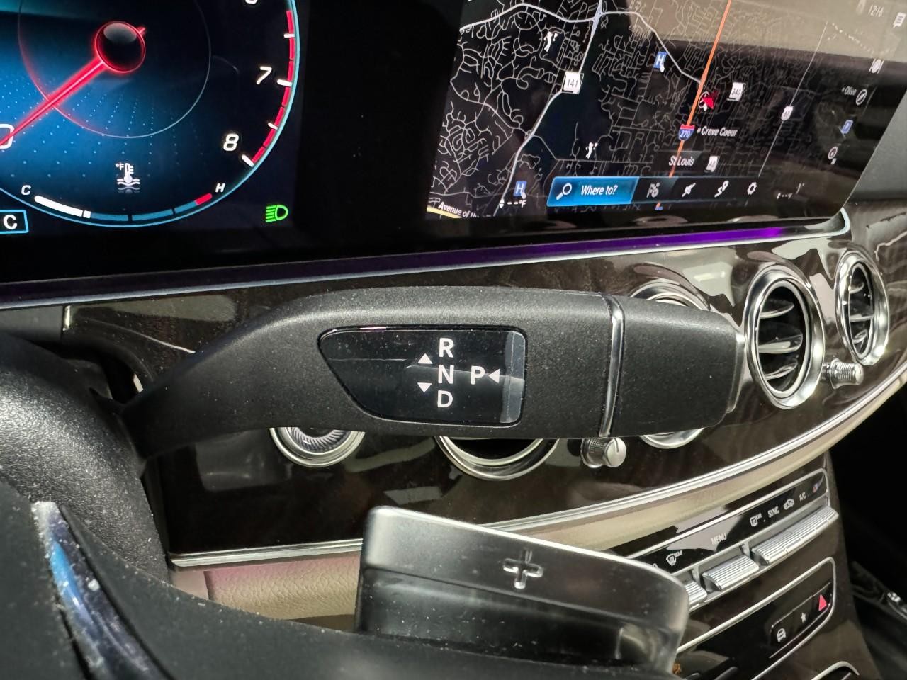 Mercedes-Benz E-Class Vehicle Full-screen Gallery Image 36