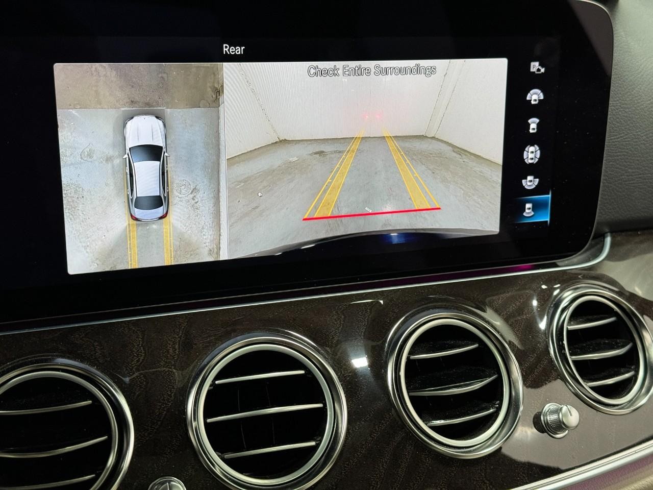 Mercedes-Benz E-Class Vehicle Full-screen Gallery Image 37