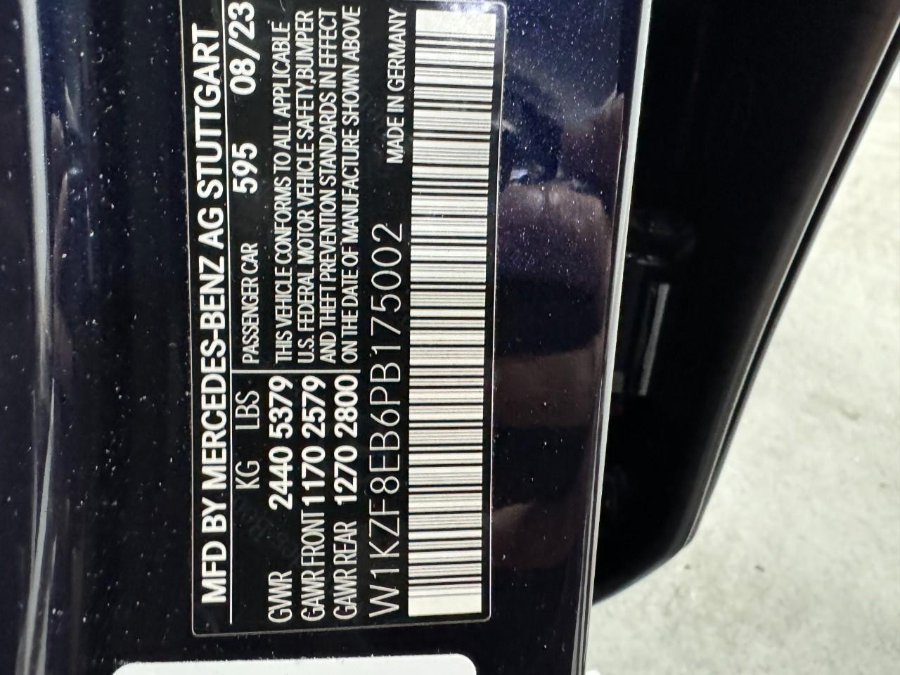 Mercedes-Benz E-Class Vehicle Full-screen Gallery Image 38