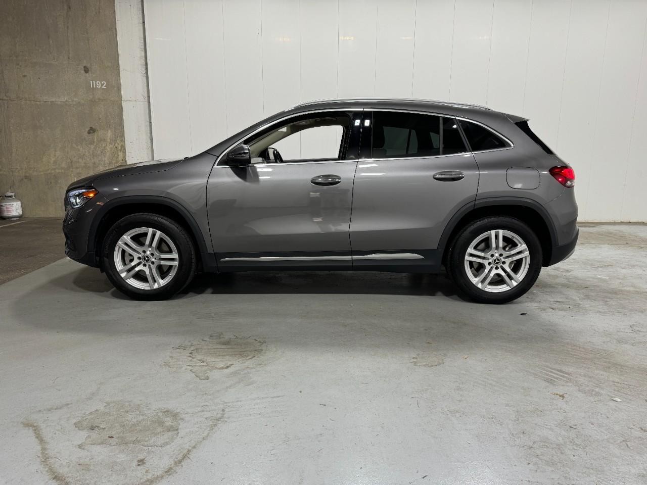 Mercedes-Benz GLA Vehicle Full-screen Gallery Image 2