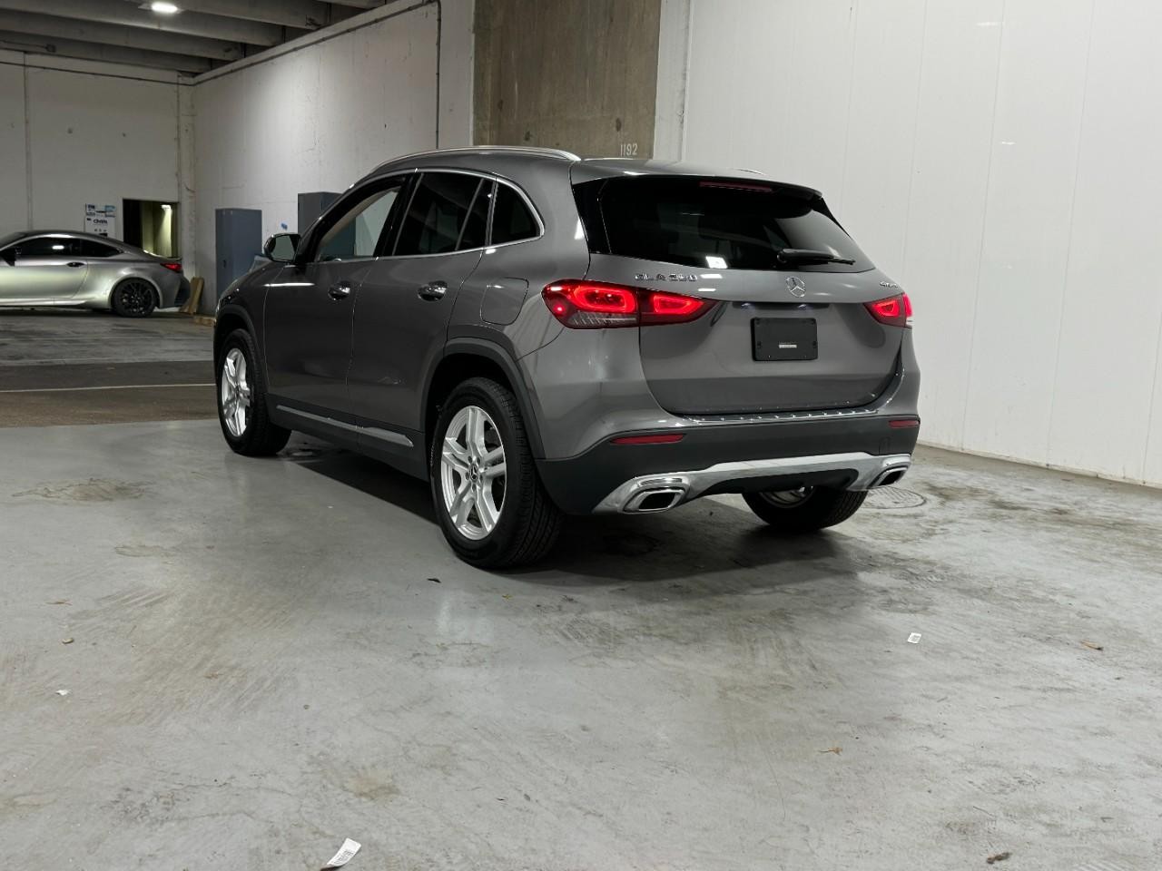 Mercedes-Benz GLA Vehicle Full-screen Gallery Image 3