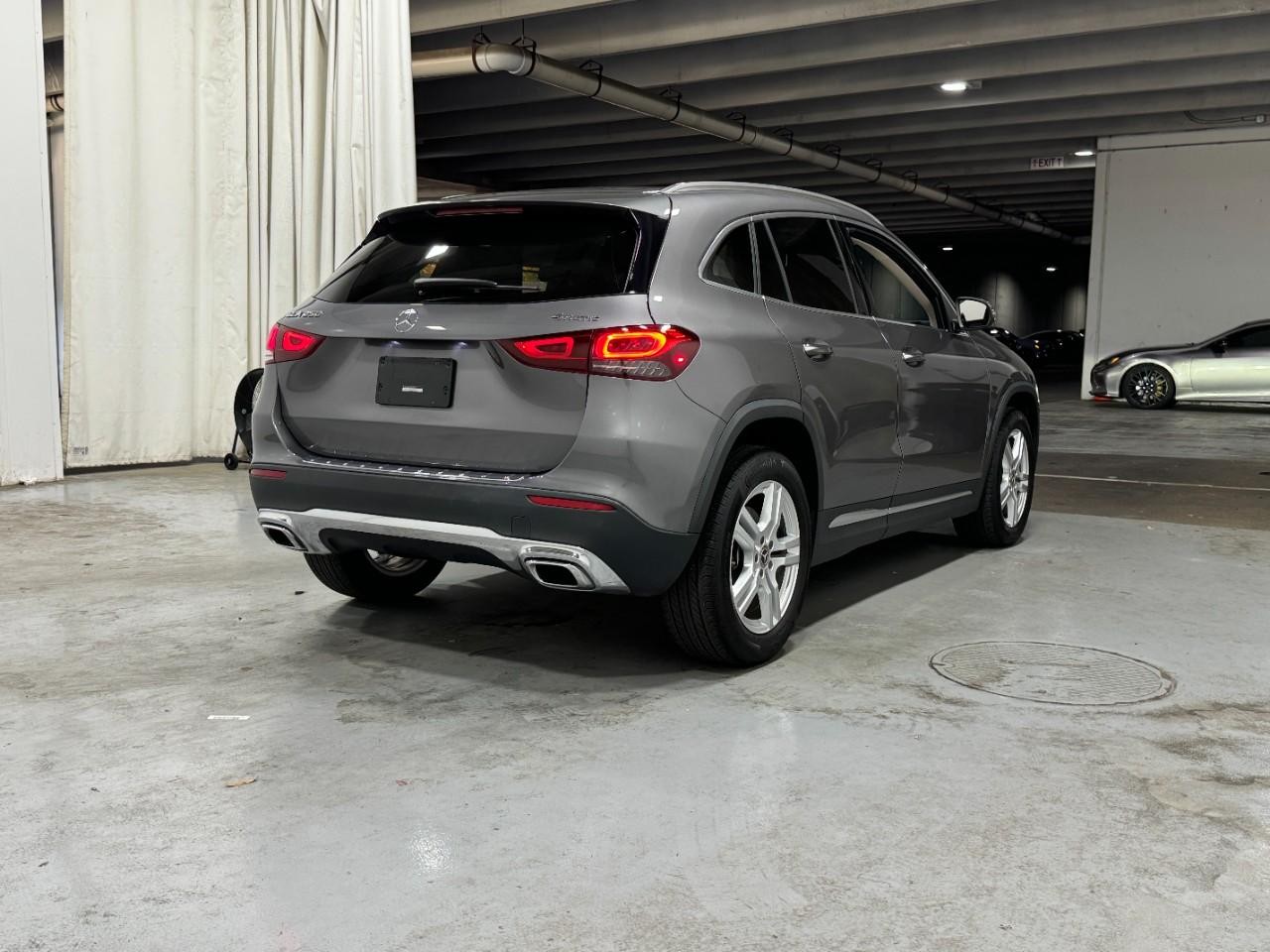 Mercedes-Benz GLA Vehicle Full-screen Gallery Image 4