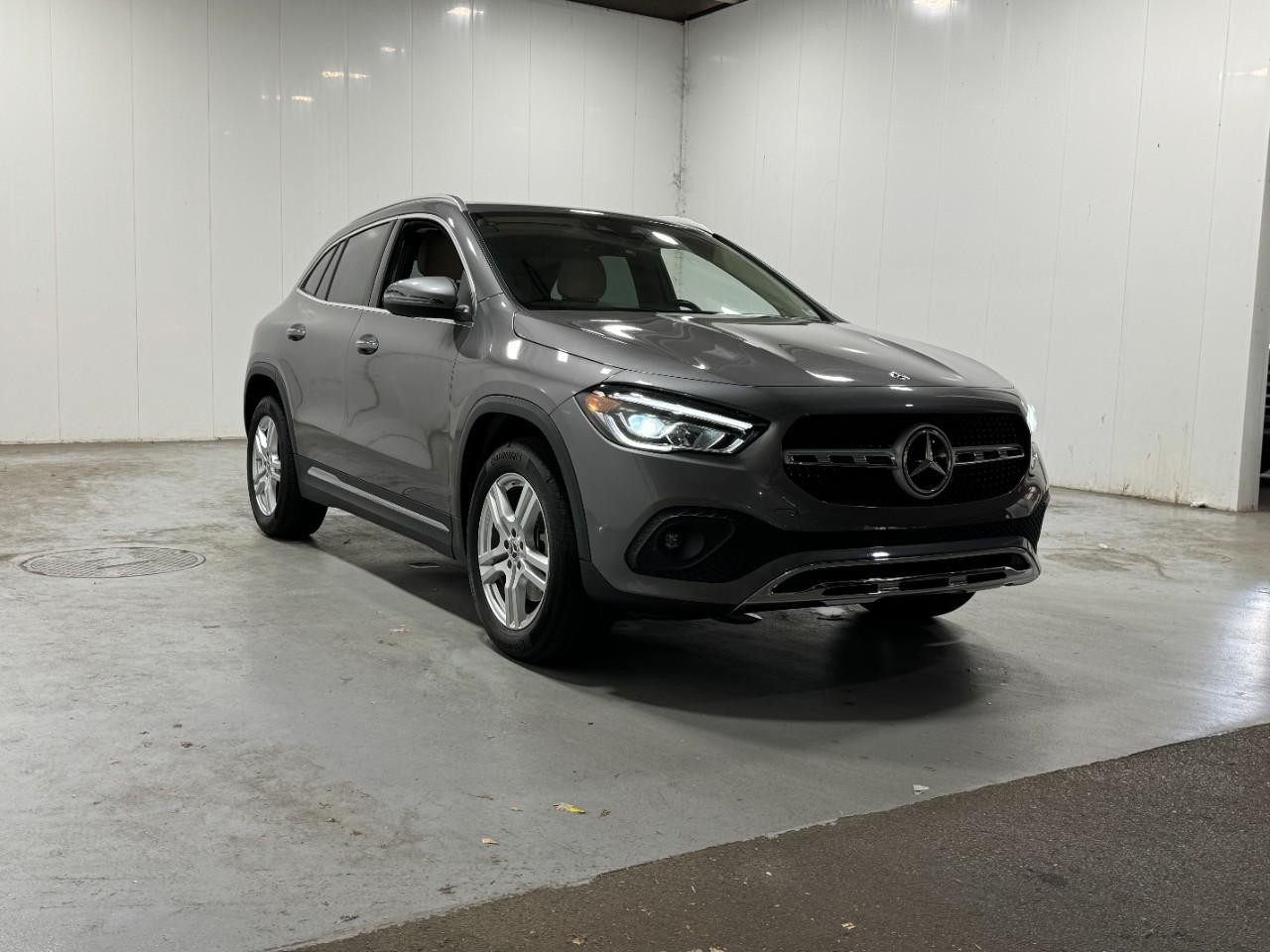 Mercedes-Benz GLA Vehicle Full-screen Gallery Image 6