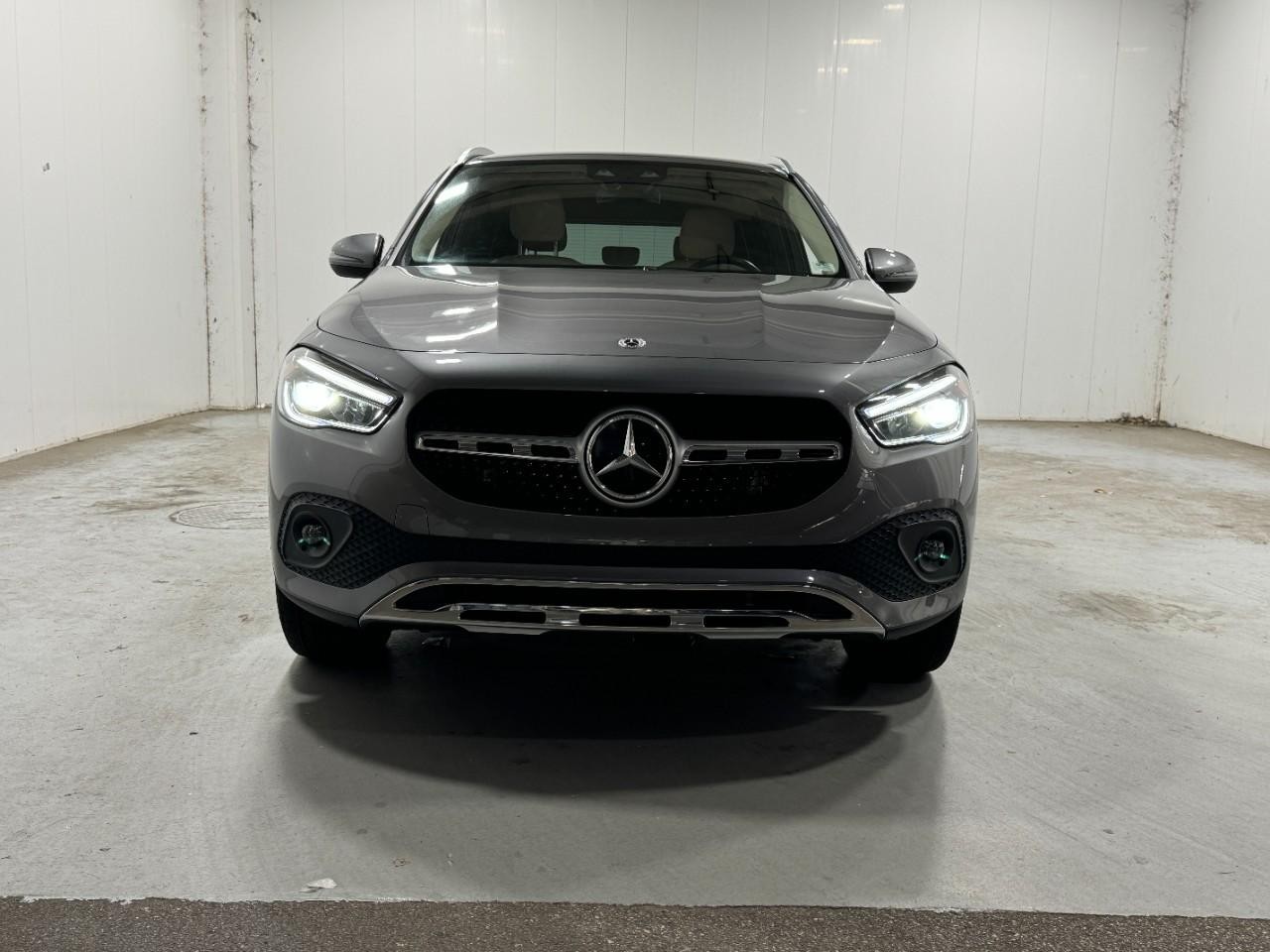 Mercedes-Benz GLA Vehicle Full-screen Gallery Image 7