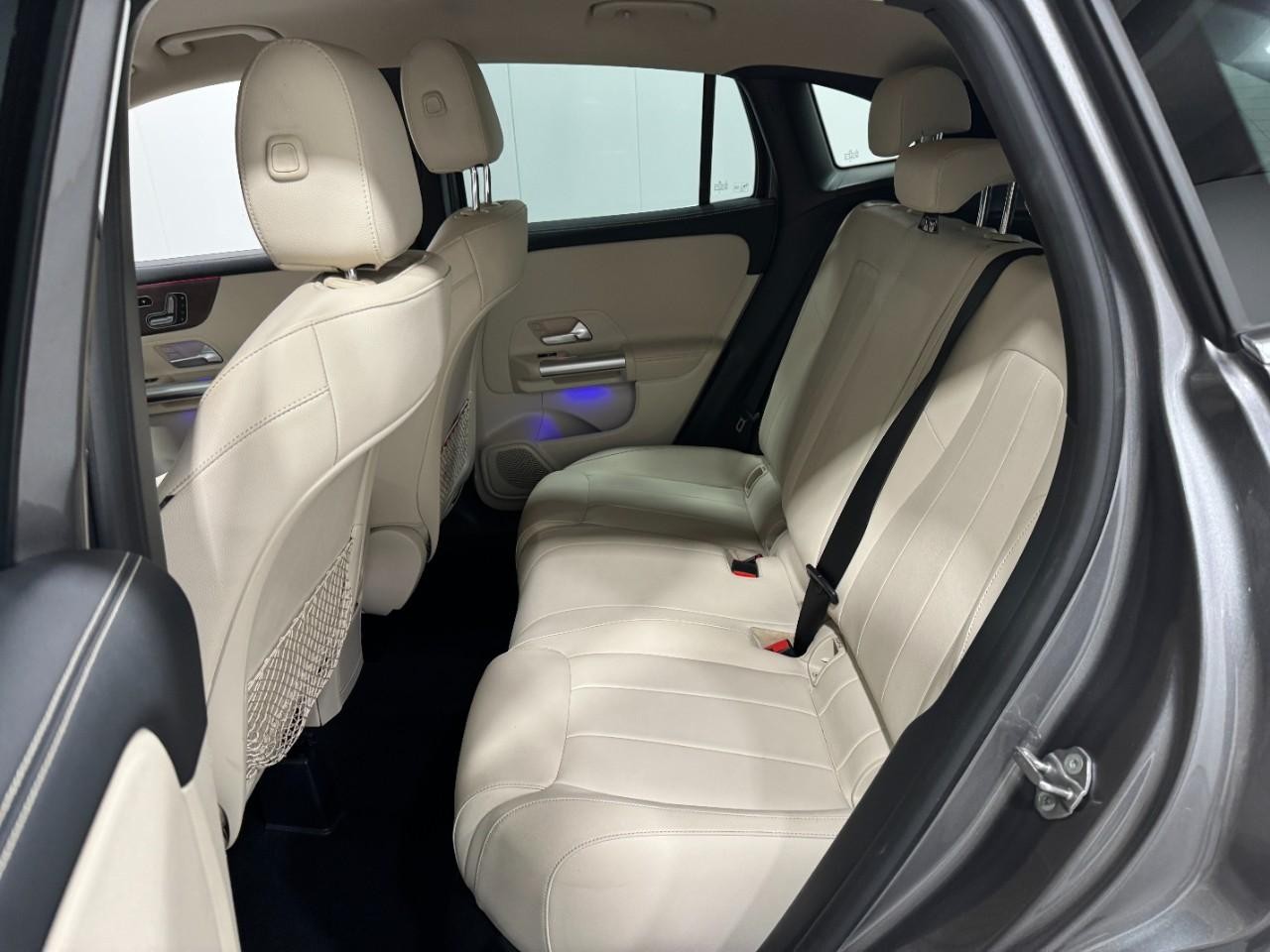 Mercedes-Benz GLA Vehicle Full-screen Gallery Image 8