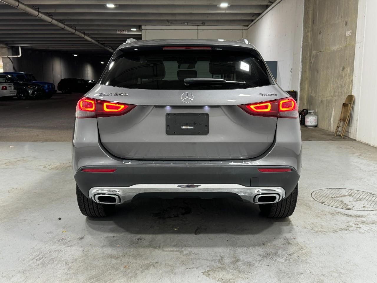 Mercedes-Benz GLA Vehicle Full-screen Gallery Image 9