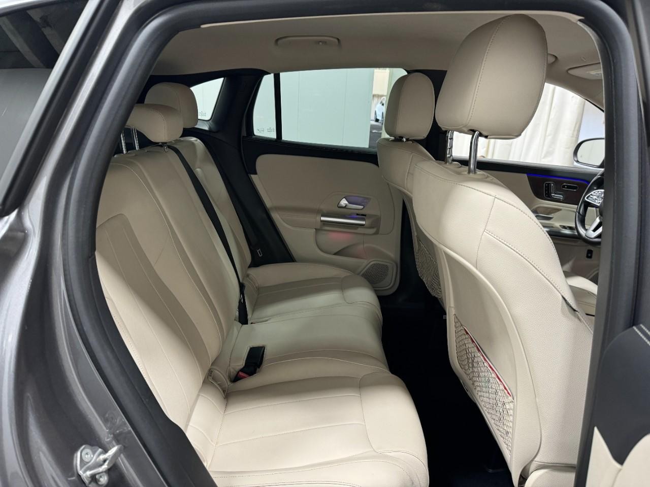 Mercedes-Benz GLA Vehicle Full-screen Gallery Image 10