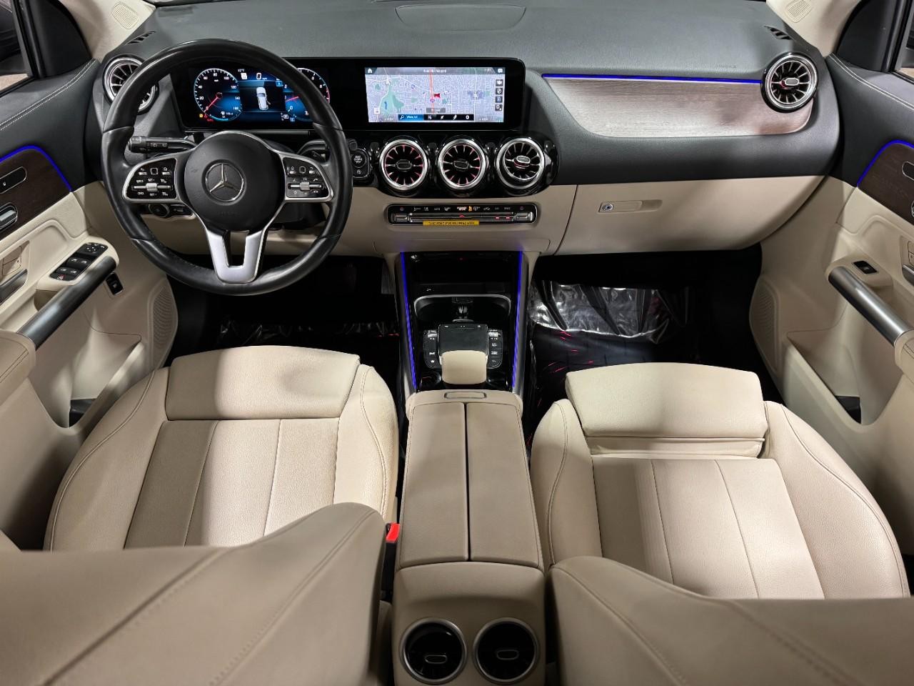 Mercedes-Benz GLA Vehicle Full-screen Gallery Image 11