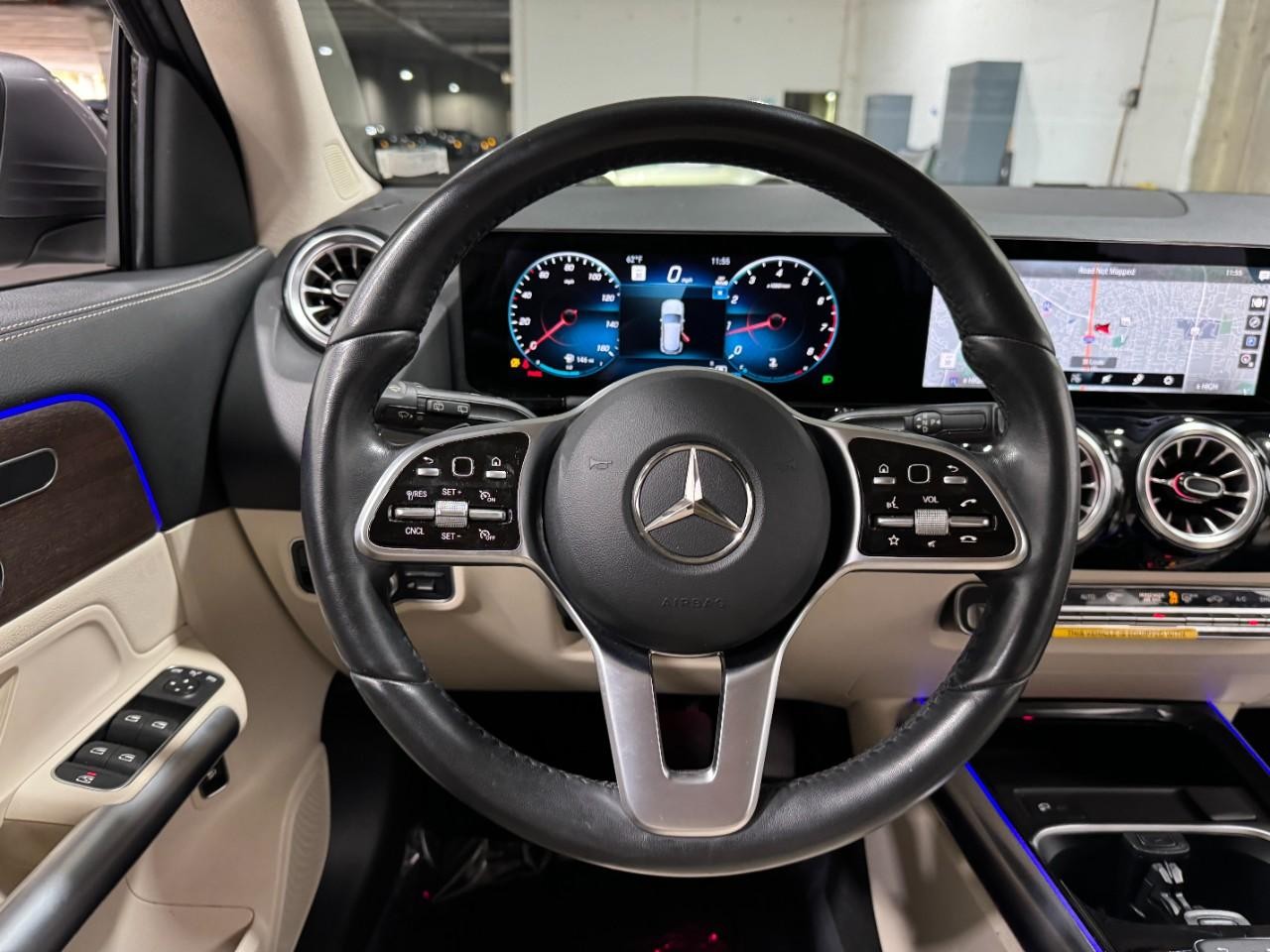 Mercedes-Benz GLA Vehicle Full-screen Gallery Image 12