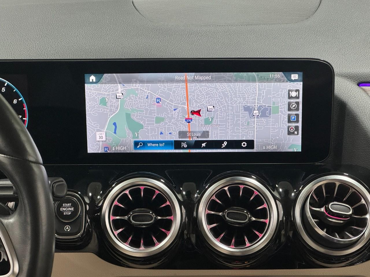 Mercedes-Benz GLA Vehicle Full-screen Gallery Image 13