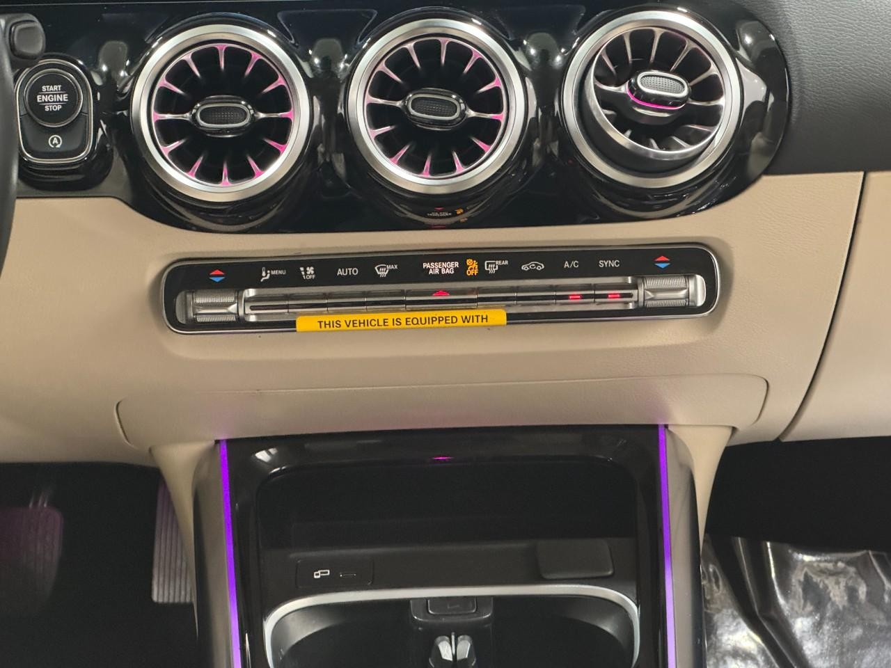 Mercedes-Benz GLA Vehicle Full-screen Gallery Image 14