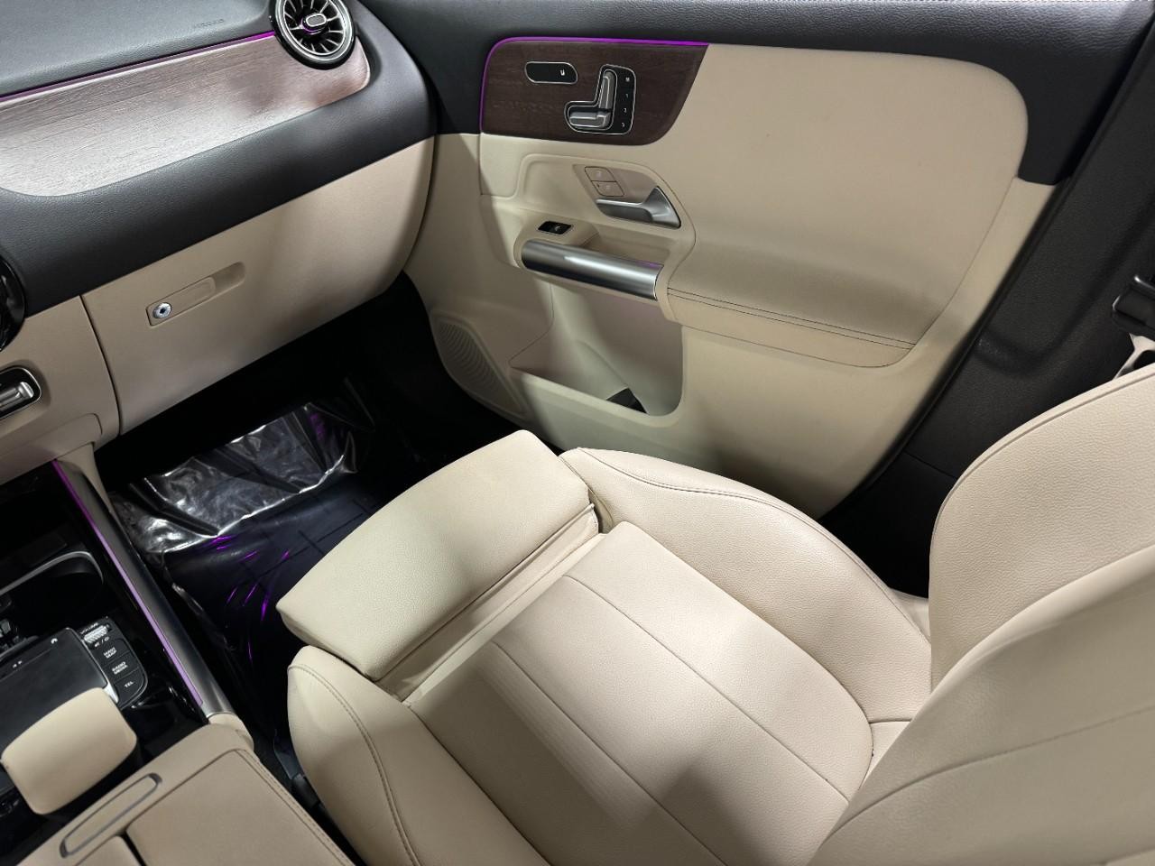 Mercedes-Benz GLA Vehicle Full-screen Gallery Image 15