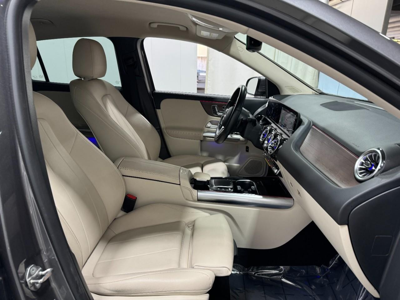 Mercedes-Benz GLA Vehicle Full-screen Gallery Image 16