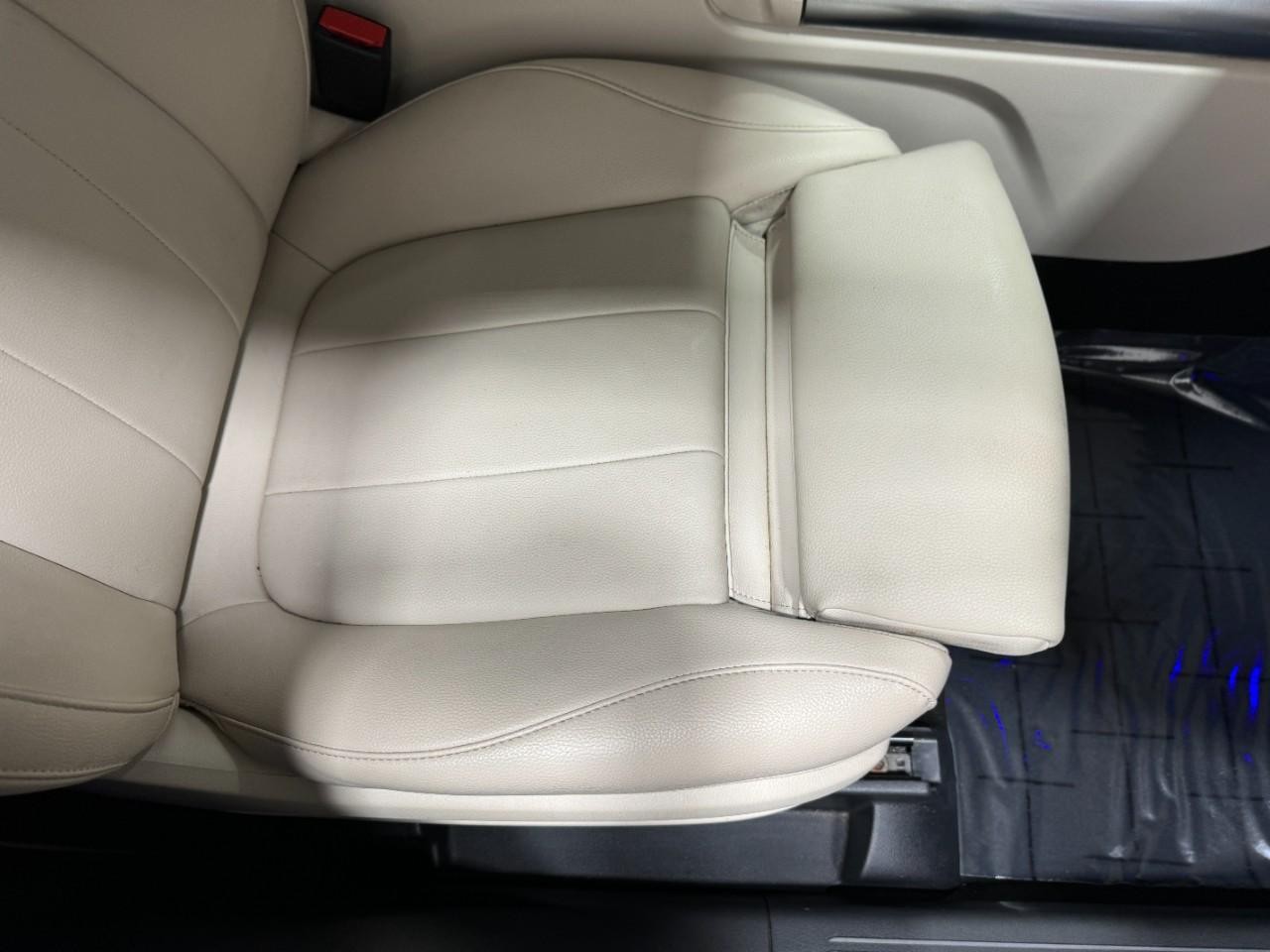 Mercedes-Benz GLA Vehicle Full-screen Gallery Image 17