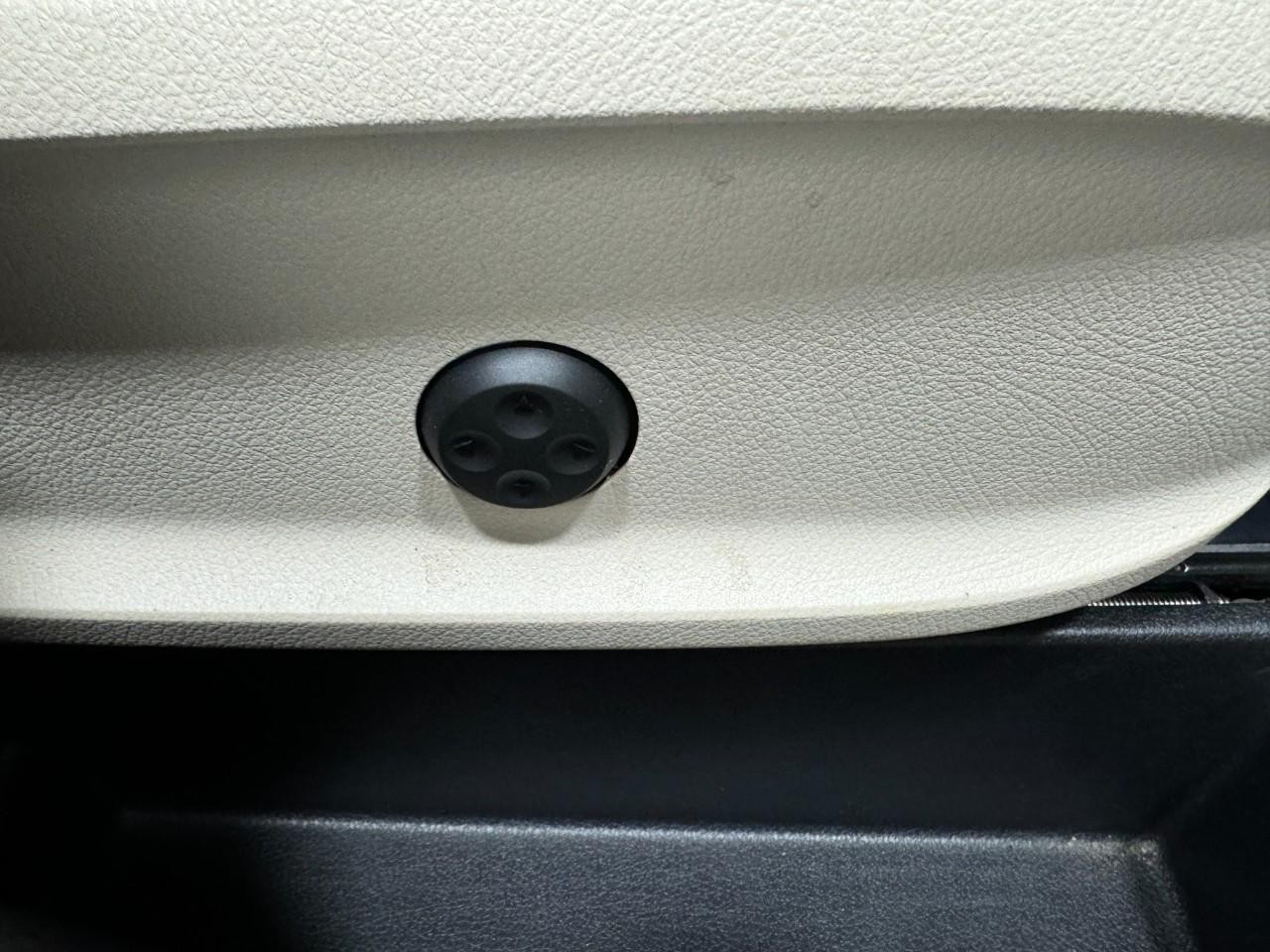 Mercedes-Benz GLA Vehicle Full-screen Gallery Image 18