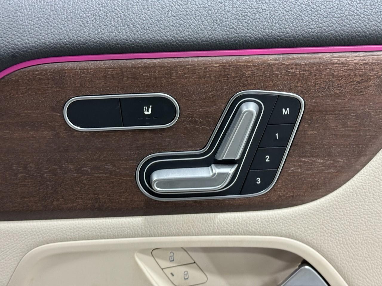 Mercedes-Benz GLA Vehicle Full-screen Gallery Image 19