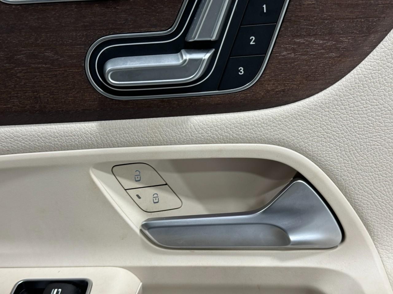 Mercedes-Benz GLA Vehicle Full-screen Gallery Image 20