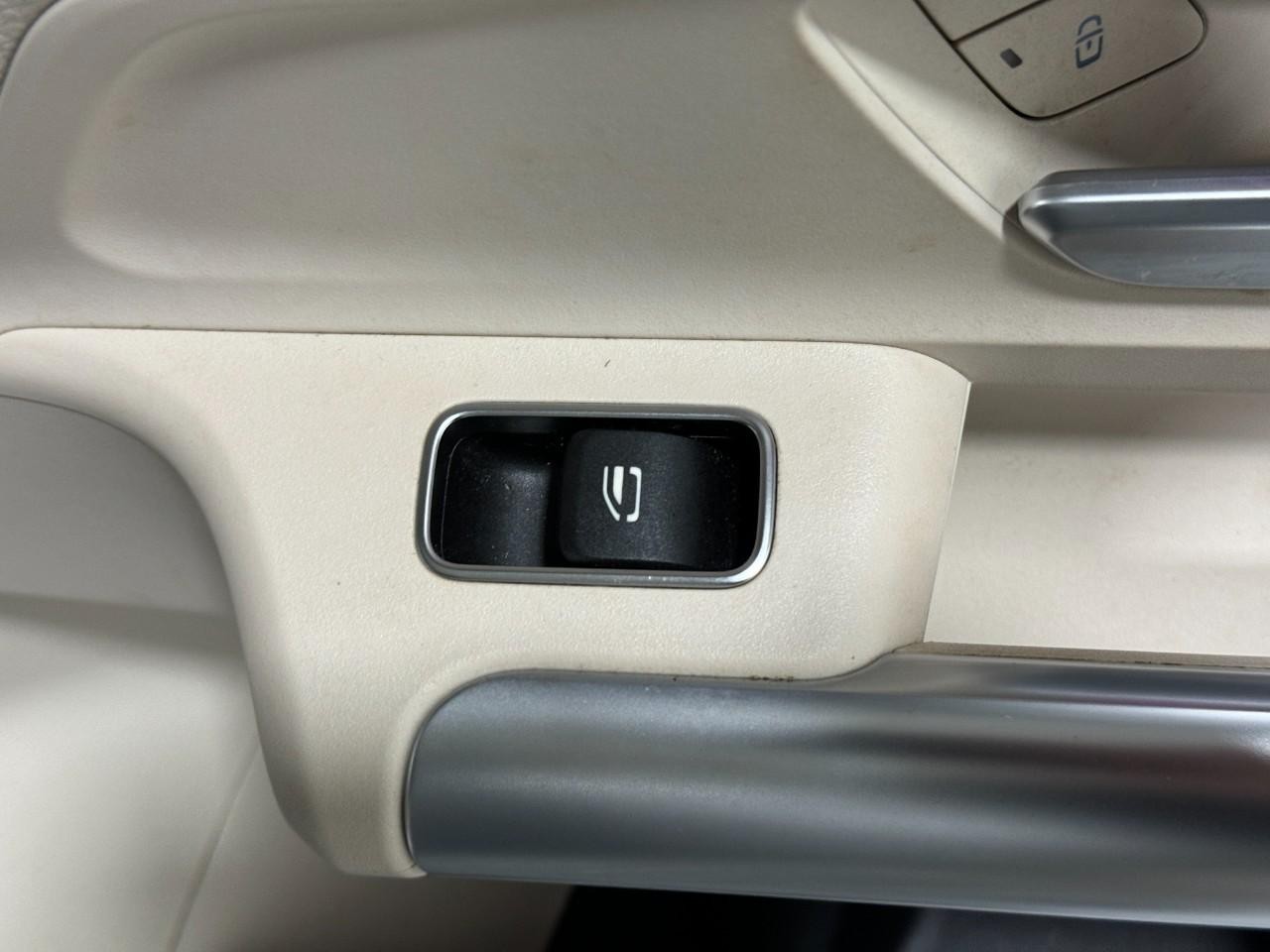 Mercedes-Benz GLA Vehicle Full-screen Gallery Image 21