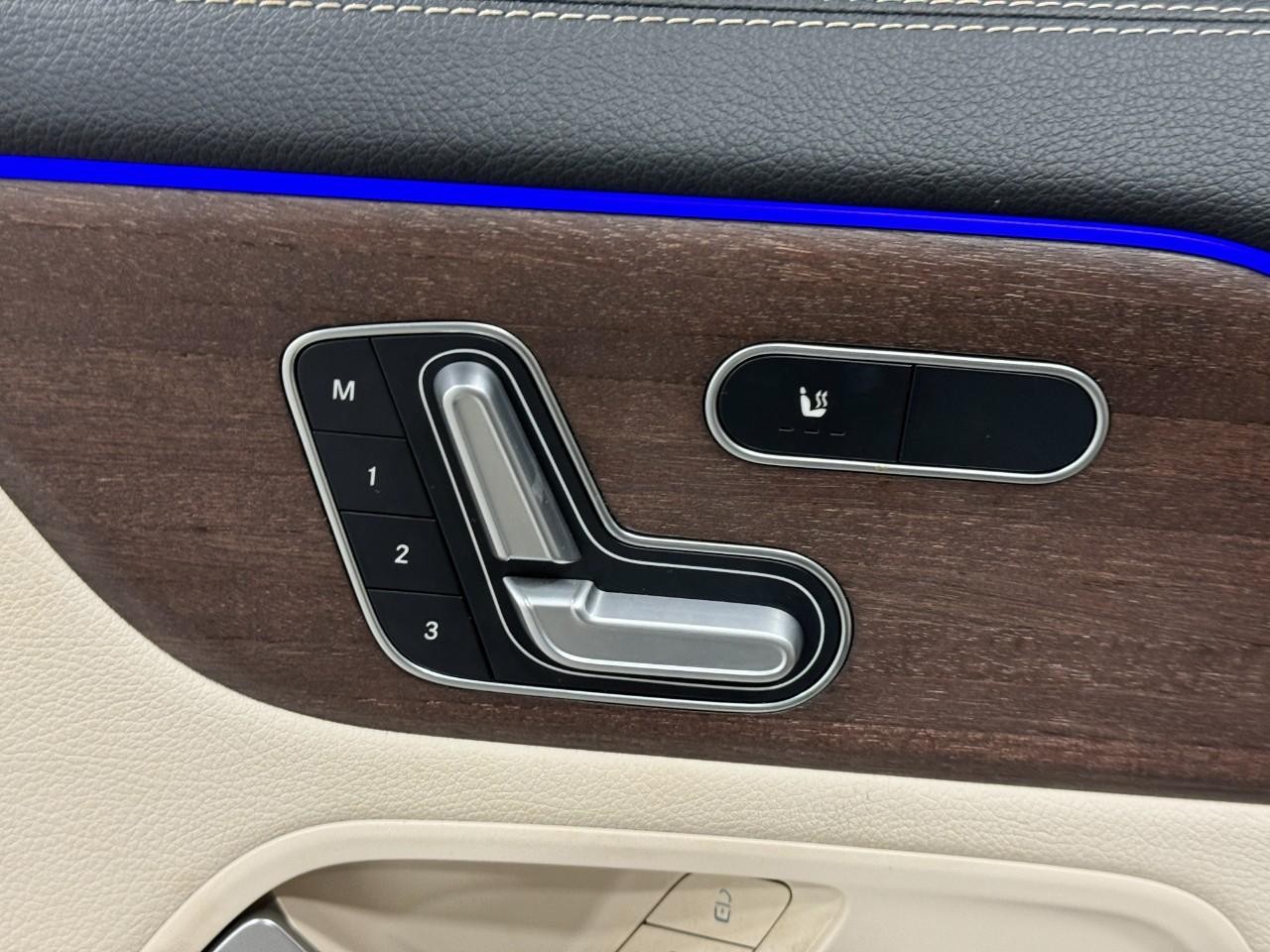 Mercedes-Benz GLA Vehicle Full-screen Gallery Image 22