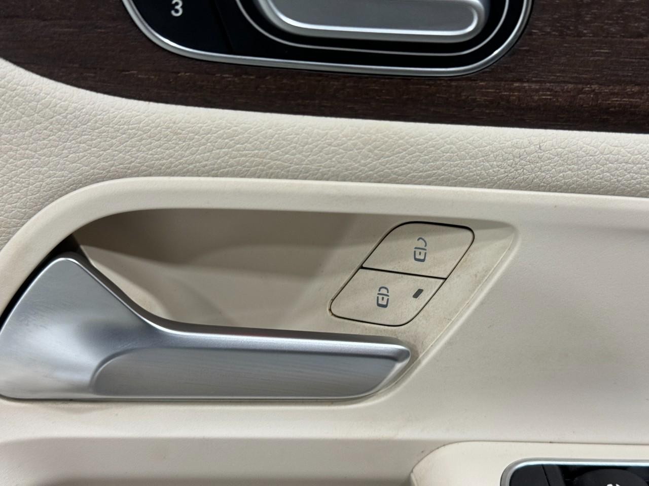 Mercedes-Benz GLA Vehicle Full-screen Gallery Image 23