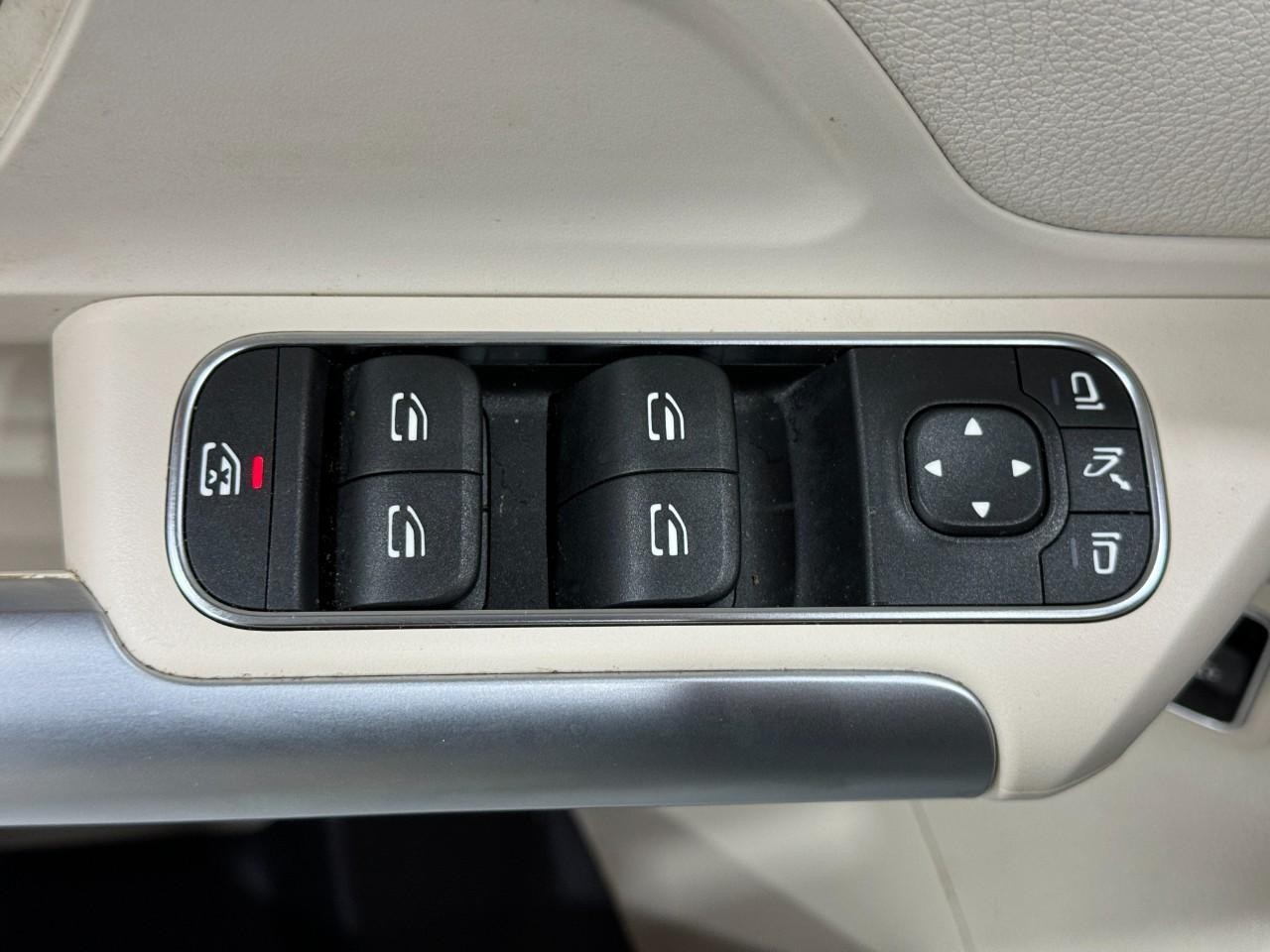 Mercedes-Benz GLA Vehicle Full-screen Gallery Image 24