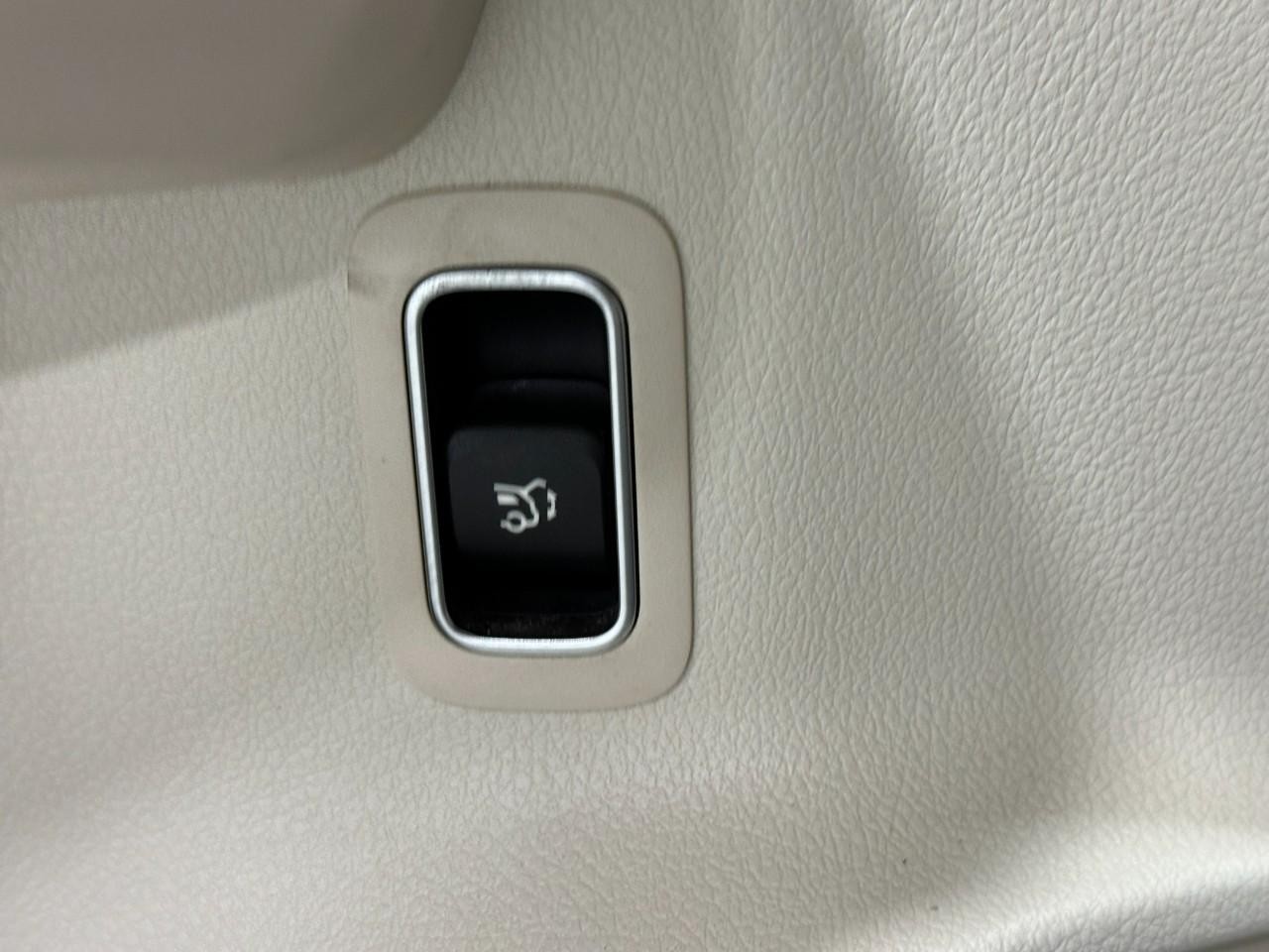 Mercedes-Benz GLA Vehicle Full-screen Gallery Image 25