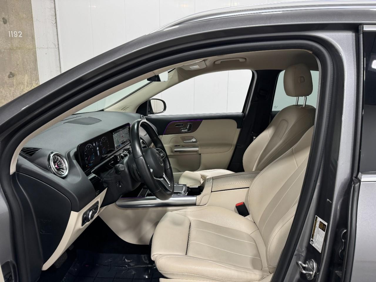 Mercedes-Benz GLA Vehicle Full-screen Gallery Image 26