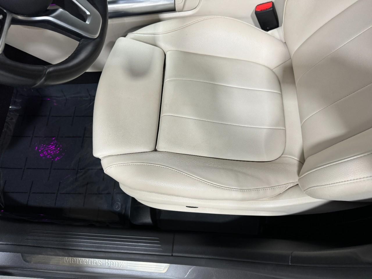 Mercedes-Benz GLA Vehicle Full-screen Gallery Image 27