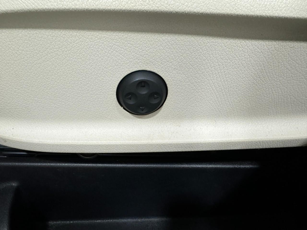 Mercedes-Benz GLA Vehicle Full-screen Gallery Image 28