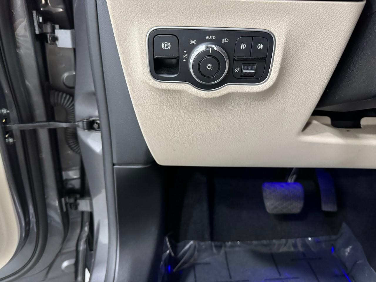 Mercedes-Benz GLA Vehicle Full-screen Gallery Image 29