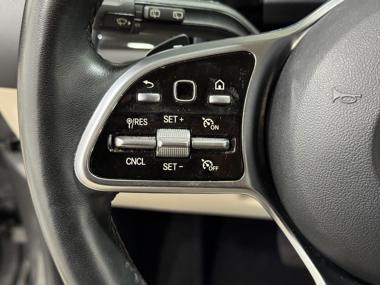 Mercedes-Benz GLA Vehicle Full-screen Gallery Image 30