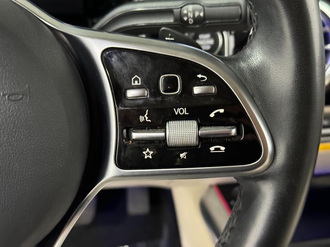 Mercedes-Benz GLA Vehicle Full-screen Gallery Image 31