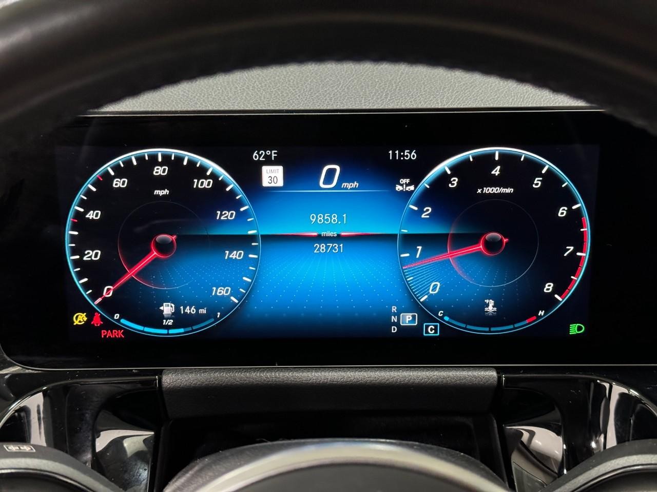 Mercedes-Benz GLA Vehicle Full-screen Gallery Image 32