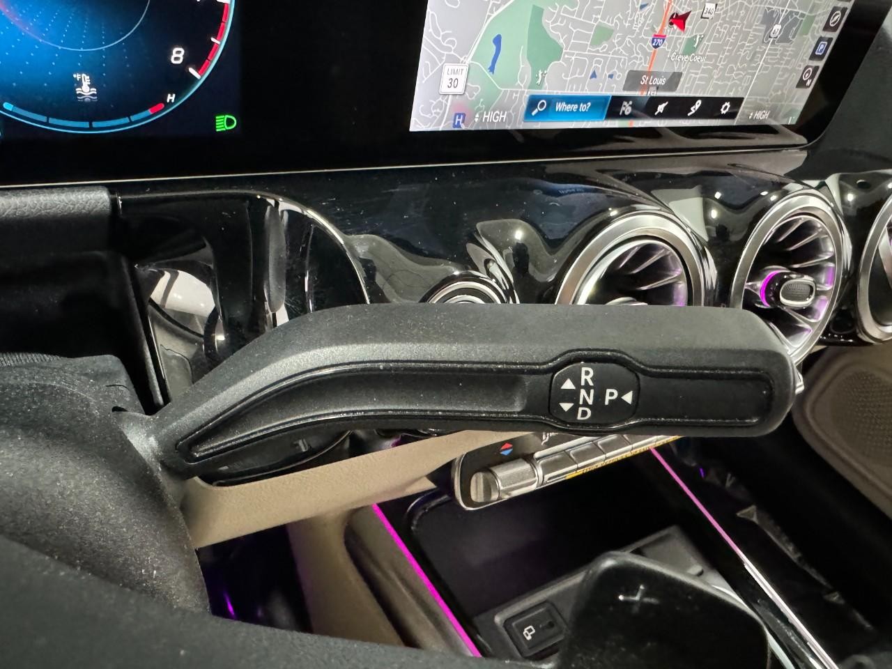 Mercedes-Benz GLA Vehicle Full-screen Gallery Image 33