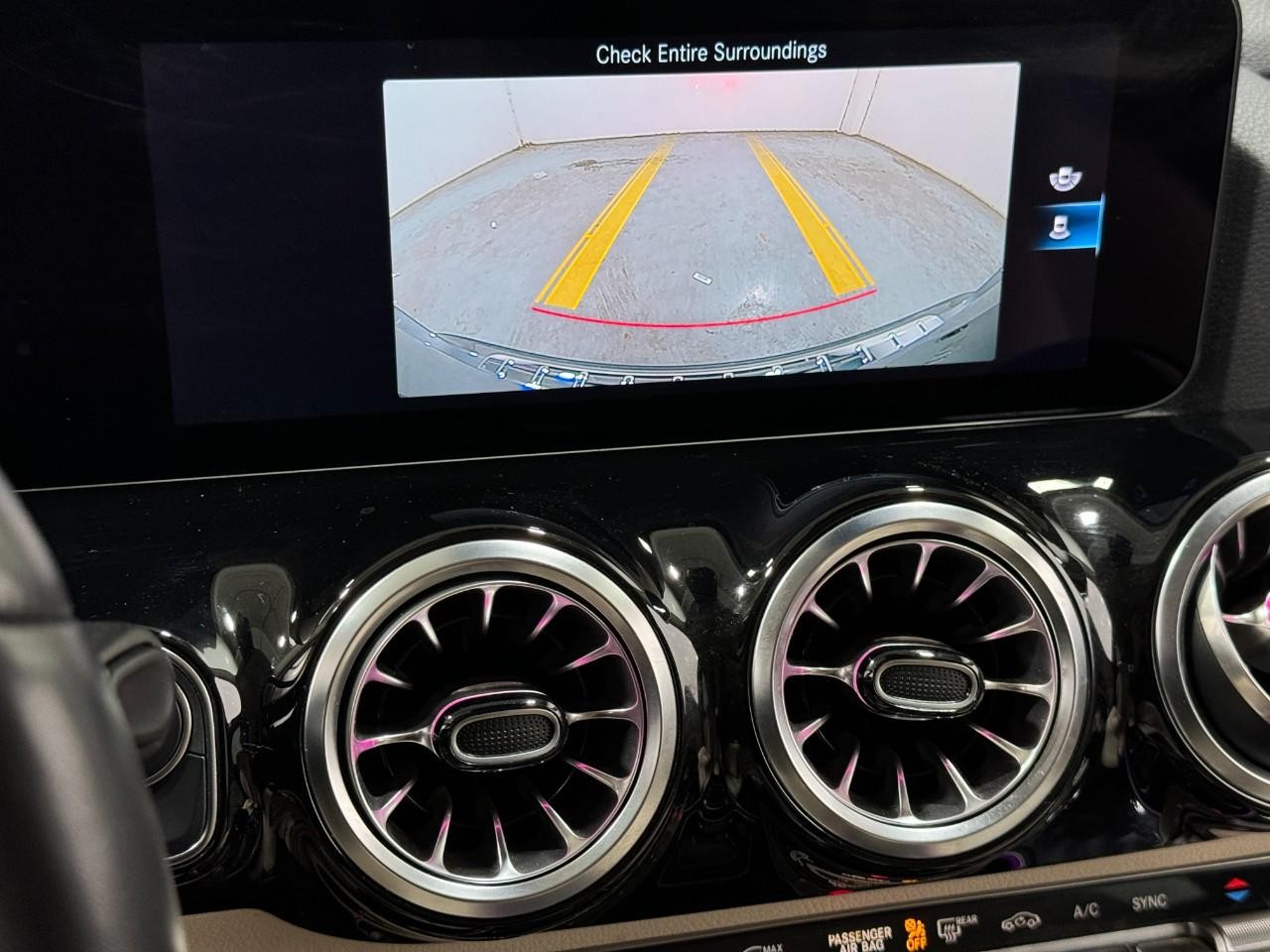 Mercedes-Benz GLA Vehicle Full-screen Gallery Image 34