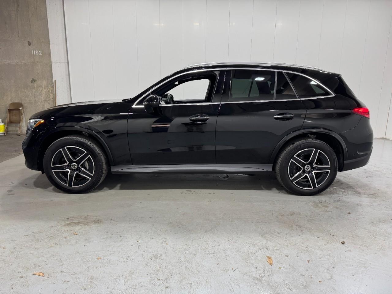 Mercedes-Benz GLC Vehicle Full-screen Gallery Image 2