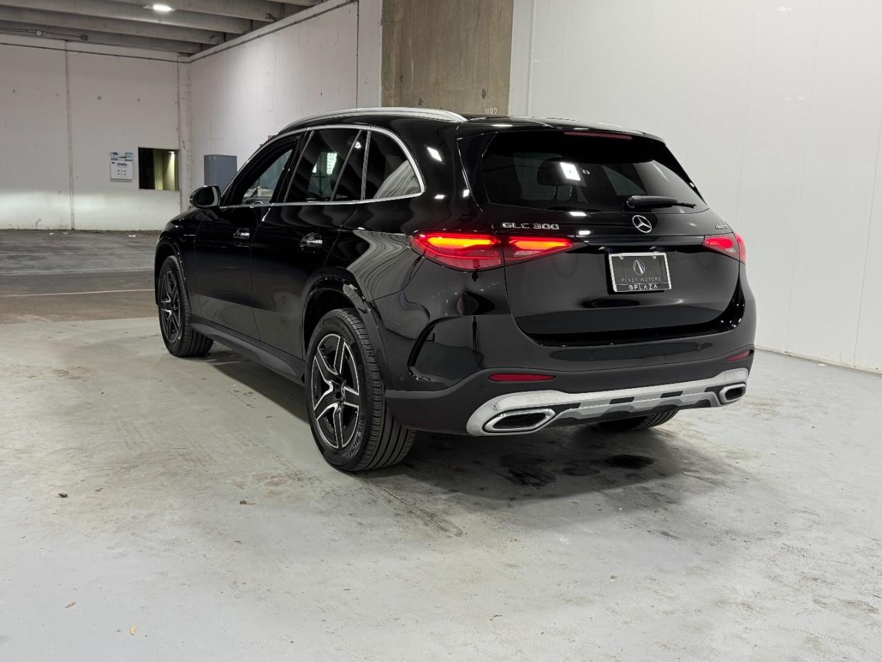 Mercedes-Benz GLC Vehicle Full-screen Gallery Image 3