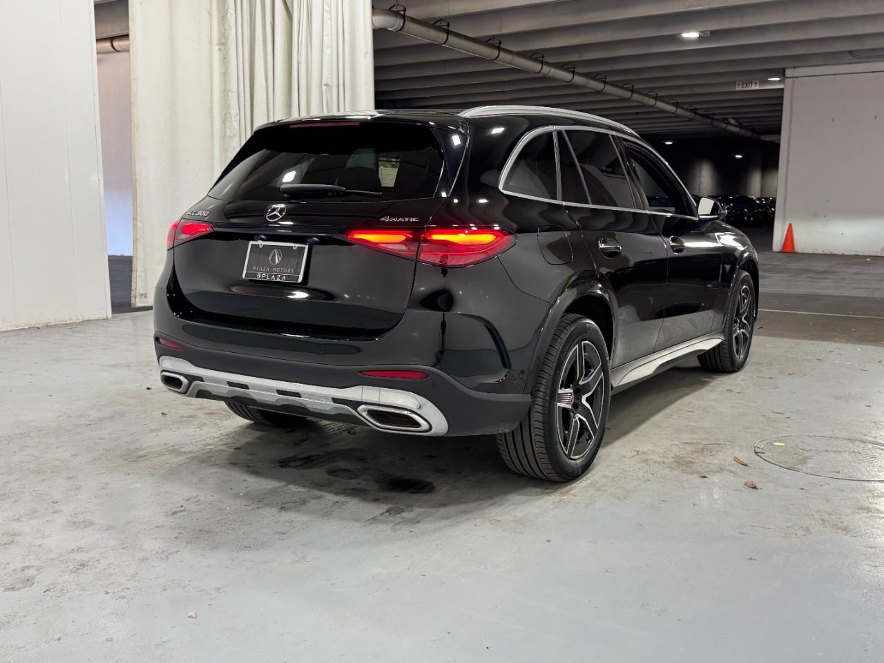 Mercedes-Benz GLC Vehicle Full-screen Gallery Image 4