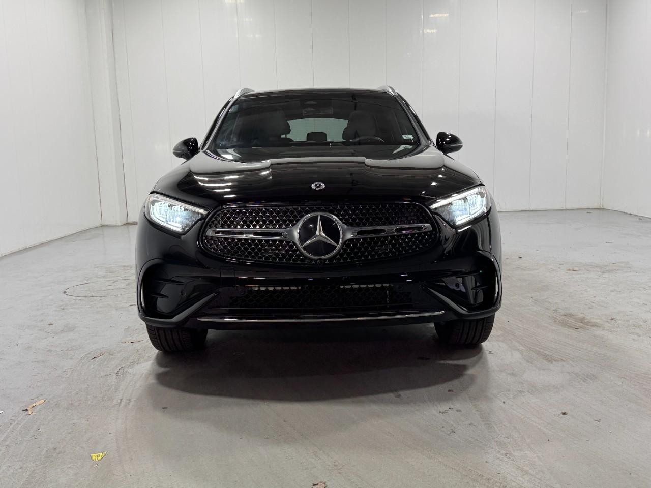 Mercedes-Benz GLC Vehicle Full-screen Gallery Image 7