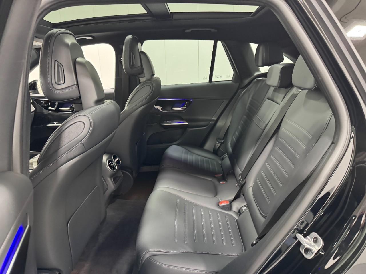 Mercedes-Benz GLC Vehicle Full-screen Gallery Image 8