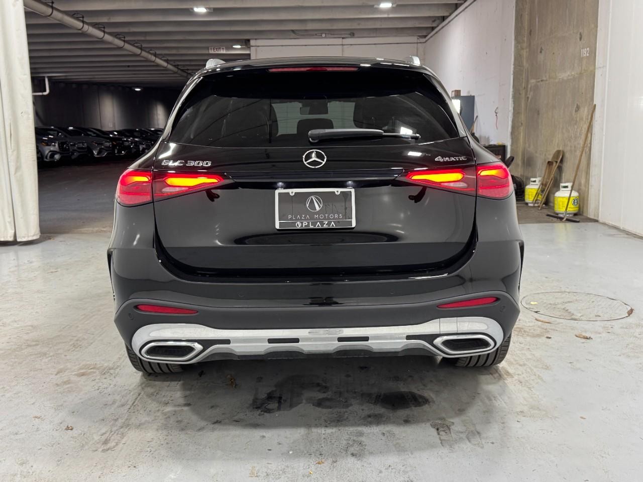 Mercedes-Benz GLC Vehicle Full-screen Gallery Image 9