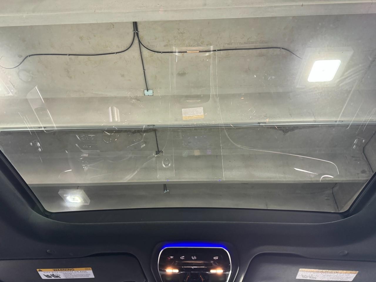 Mercedes-Benz GLC Vehicle Full-screen Gallery Image 11