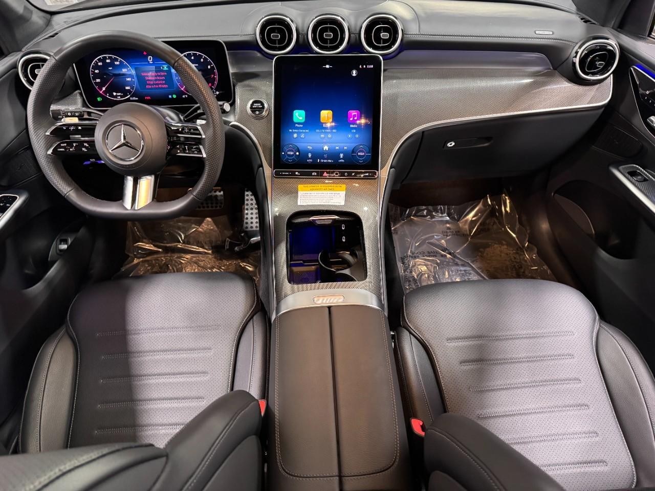 Mercedes-Benz GLC Vehicle Full-screen Gallery Image 12