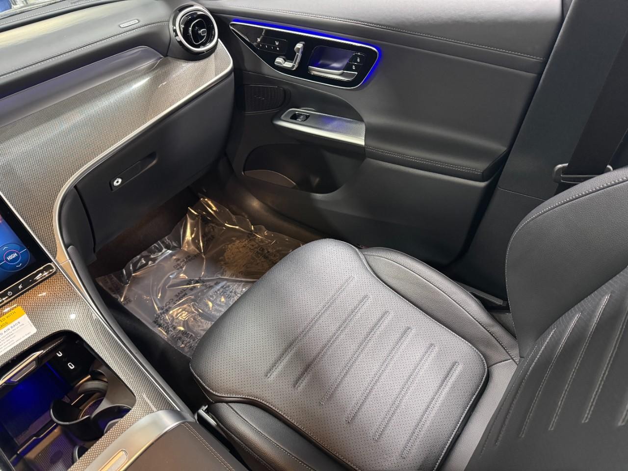 Mercedes-Benz GLC Vehicle Full-screen Gallery Image 15