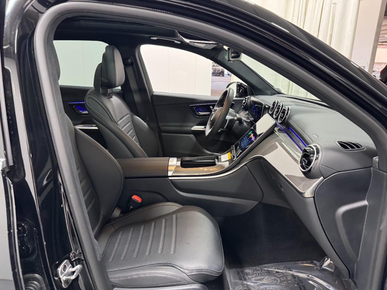 Mercedes-Benz GLC Vehicle Full-screen Gallery Image 16