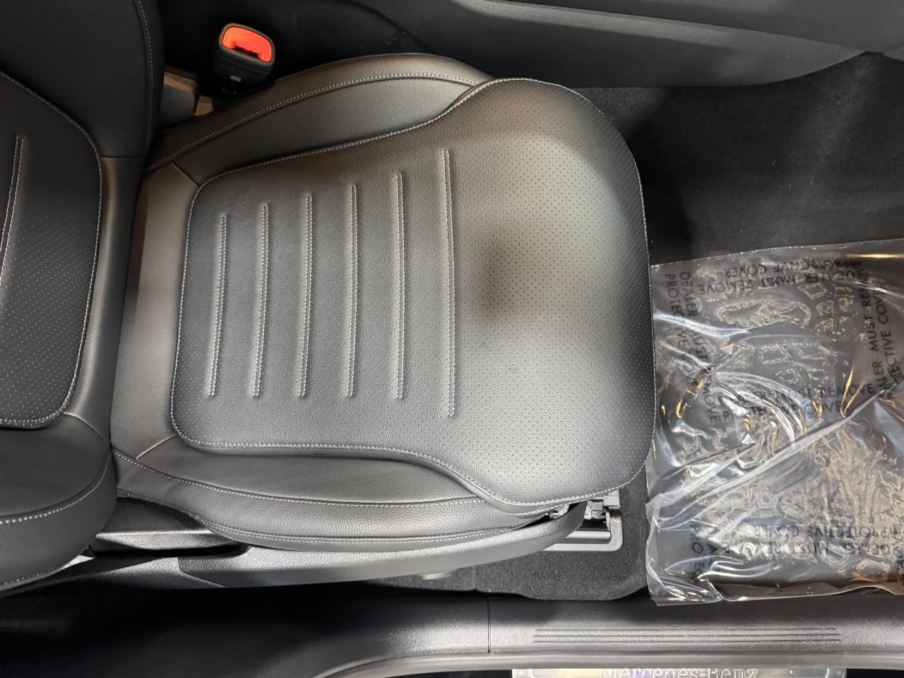 Mercedes-Benz GLC Vehicle Full-screen Gallery Image 17